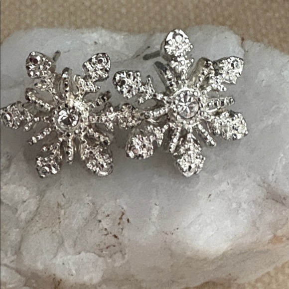 Vintage 2005 Avon Snowflake Crystal Stud Earrings NIB Sparkly Winter Holiday 196 - Picture 4 of 10